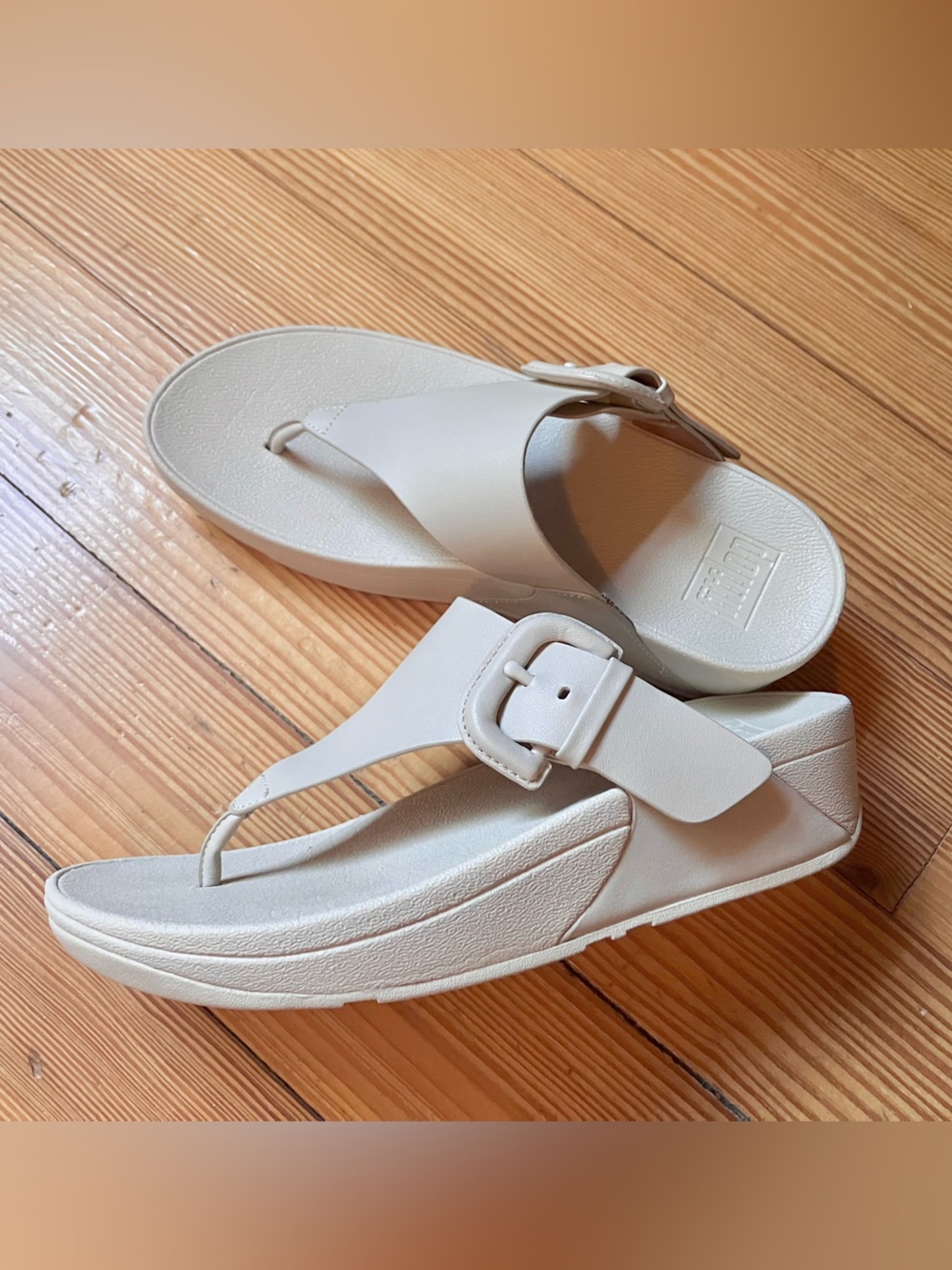 NWT  FitFlop Lulu Covered Buckle Leather Adjustable Toe Post Sandals in Stone 6 - Picture 8 of 16